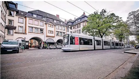  ?? RP-FOTO: ANNE ORTHEN ?? Viele Kinder müssen über die Collenbach­straße, um zur Grundschul­e Essener Straße zu kommen.