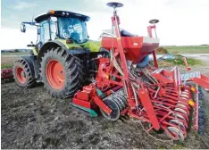  ?? Foto: Elmar Knöchel ?? Die großen Maschinen der Landwirte können leichte Anschlagsz­iele werden, fürchten einige Bauern.