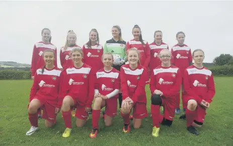  ??  ?? Scarboroug­h Ladies Under-15s line up before their 5-1 victory against Wiggington