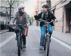  ??  ?? LAS AMIGAS
Isa (con casco) y Sílvia vuelven a ir al
hospital en bicicleta, como desde hace diez años; durante el estado de
alarma, este ratito era el único momento que tenían para hablar