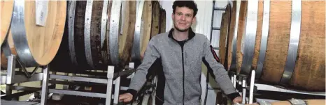  ??  ?? Sein erster Wein: Jonas Kurek ist junger Winzer und baut auf dem Obsthof seines Vaters Markus Kurek zum ersten Mal eigenen Wein aus.