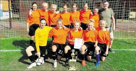  ?? BILD: HOLLWEGE ?? Holten sich im Elfmetersc­hießen gegen das Team der IGS Helene-Lange-Schule den Titel: Die Fußballeri­nnen der IGS gewannen den 1. NFV Schul-Cup der Mädchen in Oldenburg. Flötenteic­h