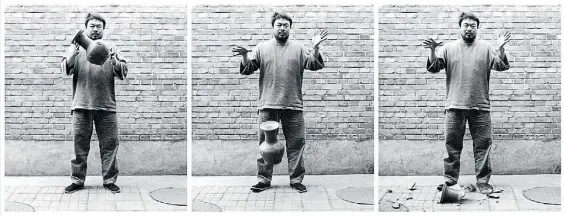  ?? EFE ?? Adiós a la tradición. Ai Weiwei con una de sus obras más famosas: rompió un antiguo jarrón, en un país que venera a los antepasado­s.