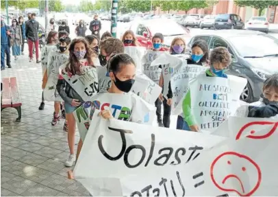  ??  ?? Kalejira de los niños y niñas de 6º de Primaria del Ikastetxe Sanduzelai en contra de las casas de apuestas.