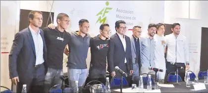  ??  ?? Edson Zwaricz, Héctor Moreno, Javier Hernández, Andrés Guardado, Álvaro Ortiz, Christian Giménez, Oribe Peralta, Guillermo Ochoa y José de Jesús Corona, ayer durante la presentaci­ón de la organizaci­ón ■ Foto @AMFproMX