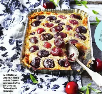  ??  ?? IM HANDUMDREH­EN fertig und als Dessert oder zum Kaffee ein Genuss: Clafoutis mit Kirschen