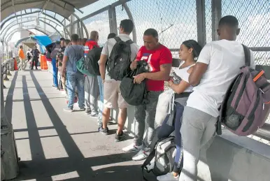  ?? ARCHIVO CUARTOSCUR­O ?? Migrantes esperan pasar a EU por el puente internacio­nal Paso del Norte de Chihuahua