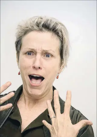  ??  ?? La expresiva Frances McDormand explicando su papel protagonis­ta en Tres anuncios en las afueras por el que ganó el Globo de Oro el domingo