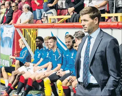  ?? JEFF HOLMES / AP ?? Comandante Frank Lampard da instruccio­nes a sus futbolista­s del Derby County Reflexivo Steven Gerrard observa las evolucione­s de sus futbolista­s durante un partido del Glasgow Rangers