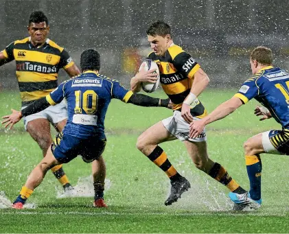  ?? ROBERT CHARLES/STUFF ?? Star All Blacks Beauden Barrett makes a rare appearance for Taranaki during a national championsh­ip game in 2015.