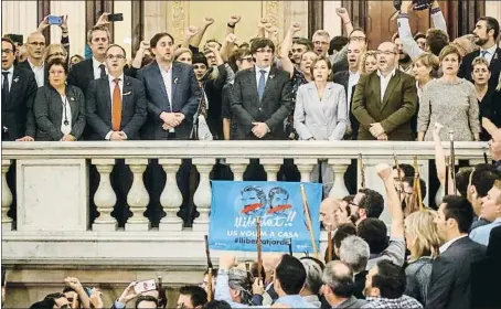  ?? DAVID AIROB / ARXIU ?? El Govern i polítics canten Els segadors al Parlament després d’haver votat la independèn­cia el 27 l’octubre del 2017