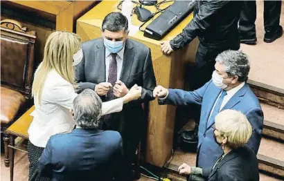  ?? RODRIGO GARRIDO / REUTERS ?? Uns quants senadors xilens se saluden abans de l’inici de la sessió a l’hemicicle de Valparaíso