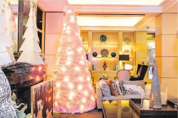  ?? MERVIN DUGURAN ?? Iantha Carley’s rotating three-metre pink pompom tree is at a Four Seasons hotel in an upscale part of Washington, D.C. But at home, she sticks to simple holiday decor.