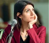  ??  ?? 4 luglio 2016 Durante la direzione pd il governator­e definisce «bambolina imbambolat­a» la sindaca di Roma Virginia Raggi