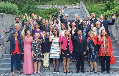  ?? Foto: Ulli Hamm ?? Beim heiteren Gruppenbil­d mit den neuen Stadtführe­rinnen und Stadtführe­rn, den Referenten und Unterstütz­ern im Neuburger Hofgarten erschallte ein kräftiges „Jungpfalz Neuburg, vivat hoch!“.