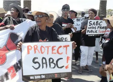  ?? | PHANDO JIKELO African News Agency (ANA) ?? RIGHT to Know members demonstrat­e outside the SABC offices in Sea Point.