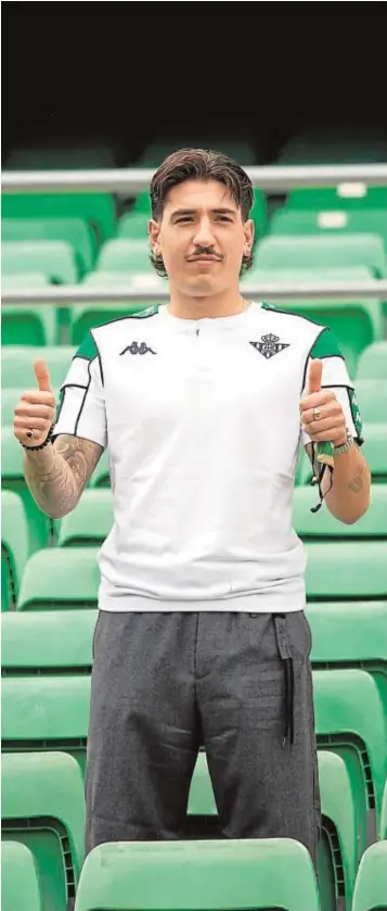  ?? // VANESSA GÓMEZ ?? Héctor Bellerín posa en las gradas del Villamarín, ayer