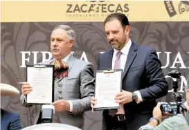  ??  ?? El gobernador Alejandro Tello (d), con el presidente de la Fmch
