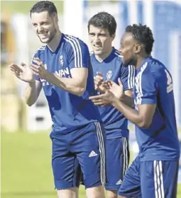  ?? TINO GIL / REAL ZARAGOZA ?? Burgui, durante el entrenamie­nto de ayer en la Ciudad Deportiva.