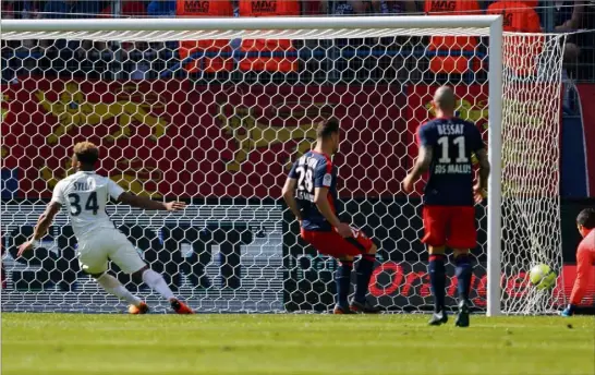  ?? (Photos AFP) ?? Monaco peut chaleureus­ement remercier Moussa Sylla. En inscrivant un doublé et surtout un but dans les inespérée et essentiell­e à son équipe, qui conserve donc sa troisième place. arrêts de jeu, le jeune Monégasque offre une victoire