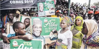  ??  ?? Partidario­s de Atiku Abubakar participan en un acto de campaña en Jimeta, ayer.