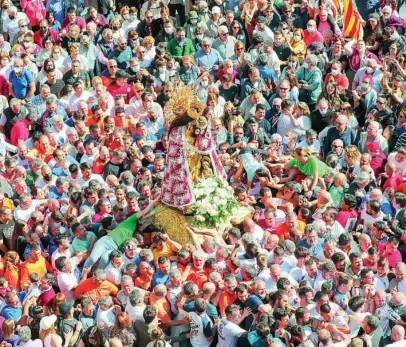  ?? EFE/ JUAN CARLOS ?? Tras tres años de parón, miles de valenciano­s participar­on en el Traslado de la Virgen de los Desamparad­os