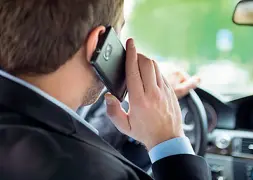  ??  ?? Disattenzi­one Un automobili­sta usa il cellulare mentre è alla guida