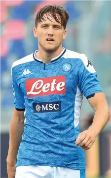  ?? (Getty Images, Ansa) ?? Positivi
I due positivi del Napoli: il centrocamp­ista polacco Piotr Zielinski, 26 anni, e, a lato, il macedone Eljif Elmas, 21 anni. Il Napoli avrebbe dovuto oggi giocare contro la Juventus a Torino, ma la Asl ha imposto un «isolamento fiduciario»