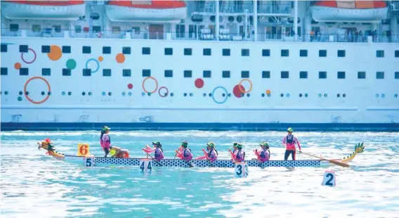  ?? CONTRIBUTE­D FOTO/CEBU PINK PADDLERS ?? DRAGON AT PLAY. In each dragon boat, the paddles represent the dragon’s claws. Those marks on the boat’s hull are meant to symbolize the creature’s scales. According to the Internatio­nal Dragon Boat Federation, the sport is closely associated with...
