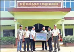  ?? BIRDLIFE INTERNATIO­NAL CAMBODIA PROGRAMME VIA FACEBOOK ?? BirdLife Internatio­nal Cambodia Programme presents the Ratanakkir­i provincial Department of Environmen­t with four out of six photograph­s of endangered species found at the Lumphat Wildlife Sanctuary.