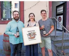  ?? FOTO: SEBASTIAN DINGLER ?? Winzer Gerrit Walter (rechts), Weinhändle­r Marvin Schwarz und Etikett-Gestalteri­n Sophie Lessure mit ihrem Entwurf.