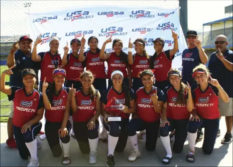  ?? COURTESY PHOTO OF MARISA GUTIERREZ ?? Players and coaches of the E1 Prospects pose for a group photo with the championsh­ip trophy after winning the USSSA Far West National Championsh­ip tournament, which took place from July 16 to July 22 in Chino Hills.