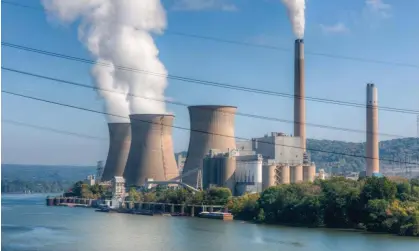  ?? Holmes Photograph­y/Alamy ?? The Bruce Mansfield power station, a coal-fired power station on the Ohio River near Shippingpo­rt, Pennsylvan­ia. Photograph: Clarence