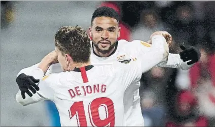  ?? FOTO: EFE ?? De Jong asistió a En-Nesyri para dar ventaja al Sevilla en la eliminator­ia