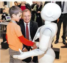  ??  ?? Raffael Preisinger (7) erklärt Stelzer den Roboter