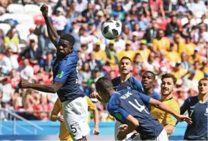  ?? FOTO AFP ?? Australië kreeg van Umtiti een strafschop cadeau omdat hij met de hand naar de bal ging.