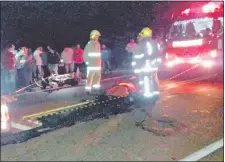  ??  ?? Bomberos voluntario­s custodian el cuerpo sin vida de Óscar Froilán López, mientras aguardan a la policía.