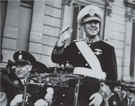  ??  ?? Juan Domingo Perón on the way to his inaugurati­on as president of Argentina, Buenos Aires, June 1946