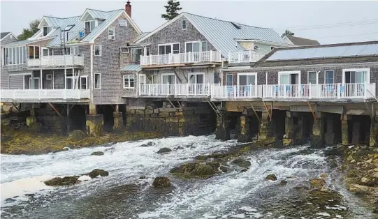  ?? SIMON PETER GROEBNER/MINNEAPOLI­S STAR TRIBUNE PHOTOS ?? The Tidewater hotel is elevated above a channel of flowing tidal waters on Vinalhaven Island, Maine.