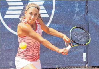  ?? FOTO: KARL-HEINZ BODON ?? Gehört zu den geschlagen­en Spielerinn­en des ersten Tages: Isabella Pfennig verliert in der ersten Runde der Qualifikat­ion, zeigt aber eine ordentlich­e Leistung.