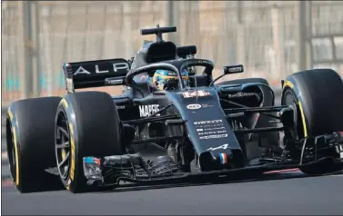  ?? ?? Fermando Alonso pilota el Alpine durante los test de pretempora­da en Abu Dabi el 15 de diciembre.