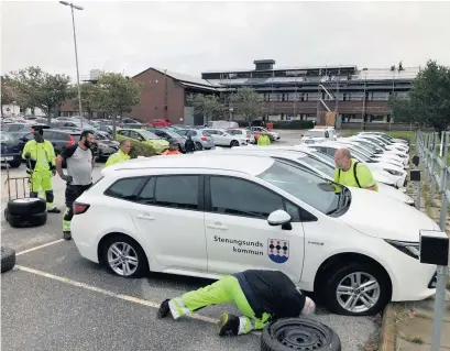  ?? Bild: Jacob Humlén ?? De 13 saboterade bilarna stod parkerade vid kommunhuse­ts personalpa­rkering och är bokningsba­ra för kommunens anställda.