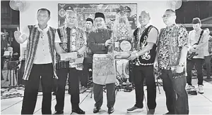  ?? ?? TAHNIAH: Zulkipli (tengah) menyampaik­an hadiah pemenang Gerai Terbaik kepada pasukan Balai Polis Lanang pada majlis tersebut.