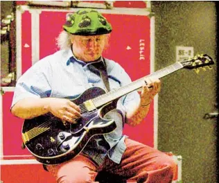  ?? MARK LENNIHAN AP ?? British guitarist and songwriter Peter Green, a founding member of Fleetwood Mac, warms up backstage before performing with his band The Splinter Group in New York in 2001.