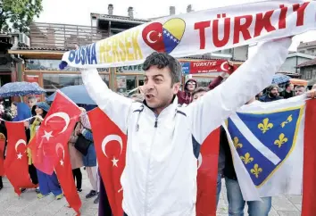  ??  ?? Подршка без задршке: Добар део Бошњака одушевљено ће поздравити Ердоганов митинг у Сарајеву