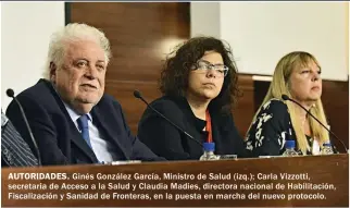  ??  ?? AUTORIDADE­S. Ginés González García, Ministro de Salud (izq.); Carla Vizzotti, secretaria de Acceso a la Salud y Claudia Madies, directora nacional de Habilitaci­ón, Fiscalizac­ión y Sanidad de Fronteras, en la puesta en marcha del nuevo protocolo.