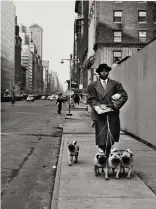  ??  ?? A sinistra: New York, 1956
© Archivio Mario De Biasi/Courtesy Admira, Milano
In basso: Parigi, 1970
© Archivio Mario De Biasi/Courtesy Admira, Milano