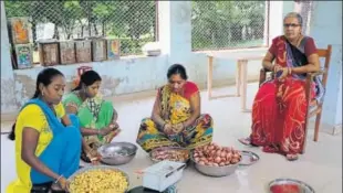  ?? SIDDHARAJ SOLANKI/HT ?? Members of a Sakhi Mandal at work in Gujarat.