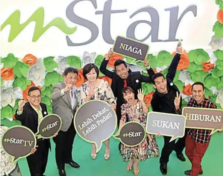  ??  ?? A new era: Rozaid (left) with Star Publicatio­ns (M) Bhd group managing director and chief executive officer Datuk Seri Wong Chun Wai, The Star group chief editor June H.L. Wong, The Star journalist Niezam Abdullah (right) and local artistes at the...
