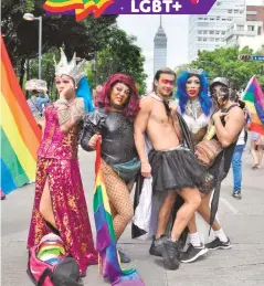  ??  ?? Los colores del arcoíris son el símbolo de la comunidad que predominó durante la marcha